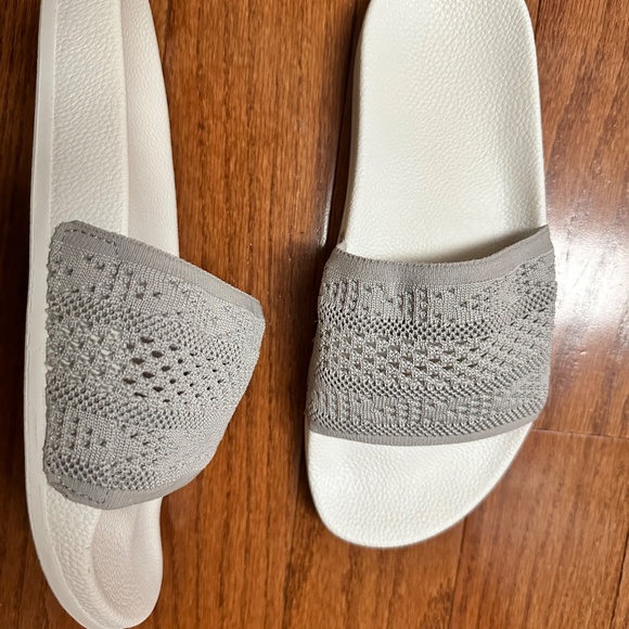 RSVP gray knit slides 8M - Picture 2 of 3